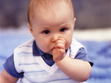 Suptul degetului duce la defecte de vorbire