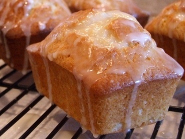 Chec cu suc de portocala si glazura alba 