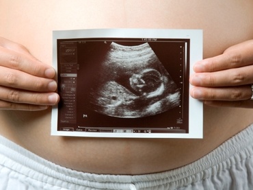 Munca dupa luna a VIII pune in pericol fatul