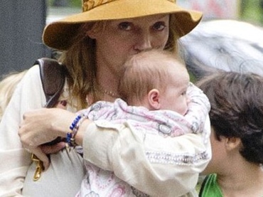 Uma Thurman, fericirea de a fi mama (Galerie foto)