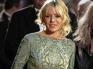 Sienna Miller, goala si insarcinata (foto)
