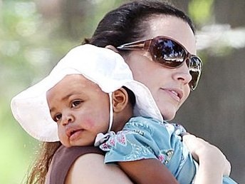 Femei celebre, mame adoptive (foto)