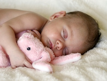 Bebelusii trebuie sa doarma cu mamele