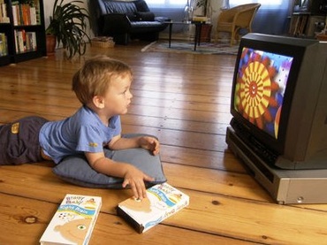 De ce se uita copiii la televizor