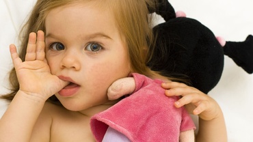 9 moduri de a-l dezvata pe prichindel de suptul degetului