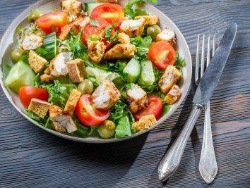 Salata de kiwi si avogado cu pui 