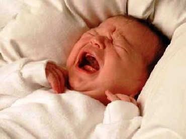 Cum calmezi colicile copilului