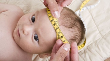 De ce trebuie măsurat capul bebeluşului