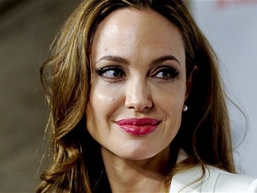 Angelina Jolie si-a facut dubla mastectomie preventiva