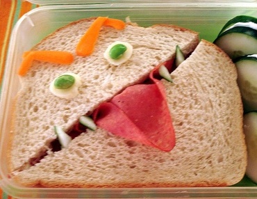 Joaca incepe de la masa de dimineata