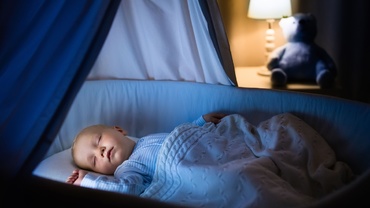 Cum faci un bebeluș să doarmă cât mai mult noaptea