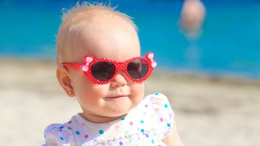 Ochelari de soare pentru copii. Cum alegi perechea potrivită?