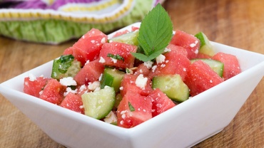 Salata de castraveti si pepene rosu (de la 1 an)