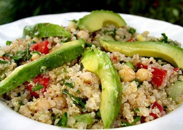 Salata de quinoa cu fructe uscate