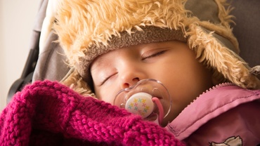 Somnul bebelusului in aer liber, pe timp de iarna