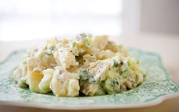 Salata calda de cartofi cu hrean si migdale 