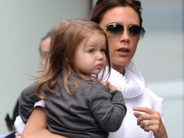 Mica printesa Harper la plimbare cu Victoria Beckham