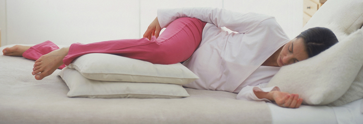poziții de dormit pentru a ajuta la scăderea în greutate