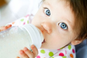 Cat lapte praf bea copilul intr-o zi in functie de varsta