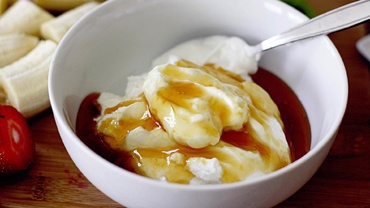 Banane in sirop de miere cu iaurt