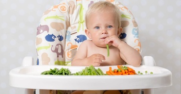 Alimentatia copilului la un an. Ce si cat trebuie sa manance