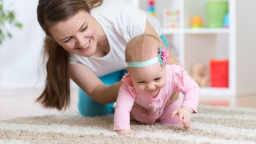 Importanța mersului de-a bușilea în dezvoltarea bebelușului