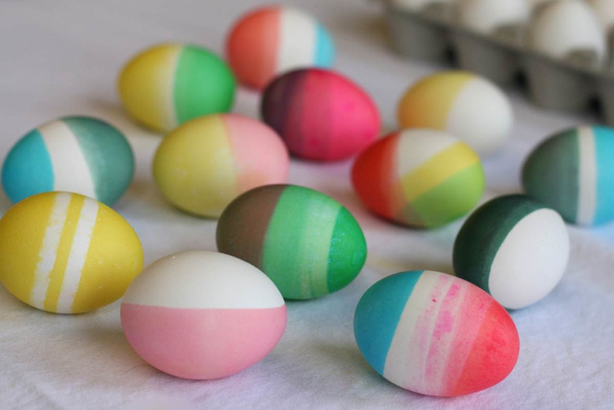 Дети красили яйца. Крашеные пасхальные яйца. Окрашивание пасхальных яиц. Красим яйца на Пасху. Полосатые яйца на Пасху.