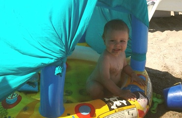 Cu bebe la plaja: la ce e bun un pareo