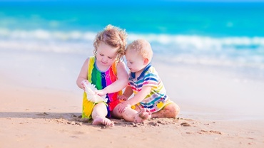 Cu bebe la plaja: consumatorul de nisip