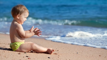 Cu bebe la plaja: care-i treaba cu vantul?