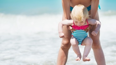 Cu bebe la plaja: ce vei face altfel la mare