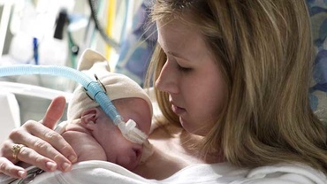 Studiu: cantecele mamelor ii calmeaza pe nou-nascutii prematuri