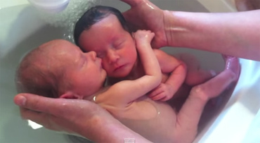 Dragoste intre gemeni in burtica