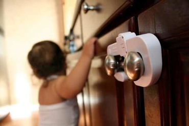 Cum securizezi casa pentru bebe