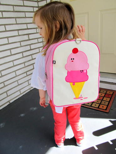 Modele de ghiozdane pentru fetite