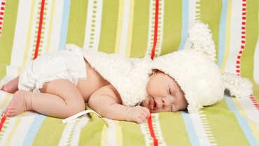 Studiu: De ce este periculos ca nou-nascutii sa doarma pe canapea