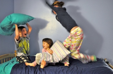 20 moduri in care copiii isi pot consuma energia chiar daca stau in casa