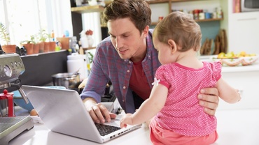 Tătici, vorbiți copiilor mai mult! Cea mai eficientă investiţie în inteligenţa lor