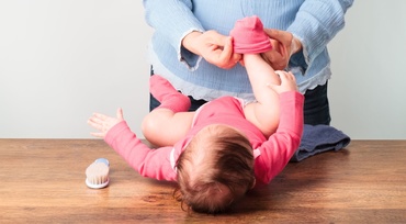 Pericolele hainelor prea mici pentru bebeluşi