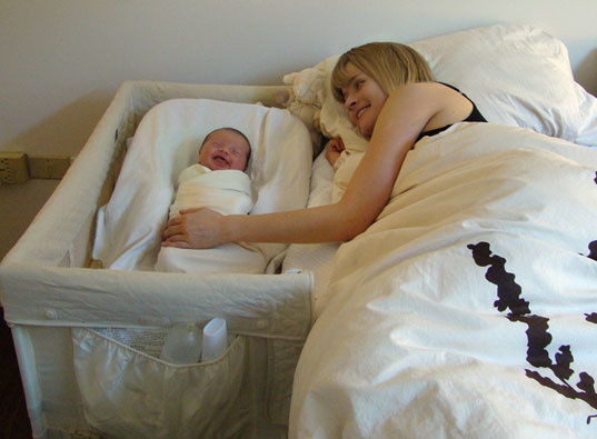 Gamă largă mic de statura nesăbuit  In pat cu bebelusul