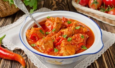 Tocana cu pui si rosii