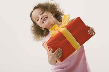 Cum sa nu o dai in bara atunci cand faci cadouri copiilor