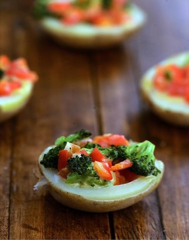 Cartofi la cuptor cu broccoli si ardei rosu