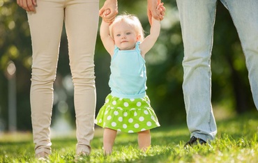 Sa tii sau nu bebelusii de maini ca sa mearga?