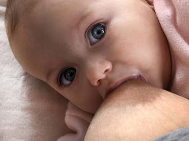 Alaptarea prelungita duce la adulti mai destepti
