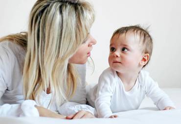 Bebelusii invata sa vorbeasca urmarind miscarea buzelor