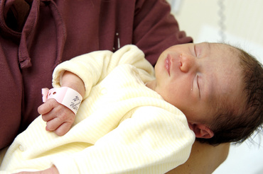 Beneficii daca bebele sta cu tine in camera la spital