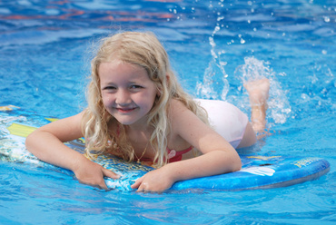 Daca vrei sa iti inveti singura copilul sa inoate