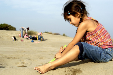 Din marile incercari ale mersului la plaja cu copiii