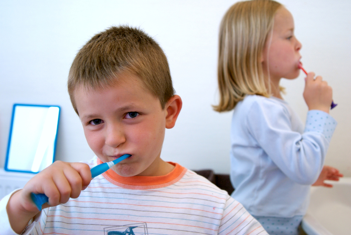 Copiii se spala pe dinti